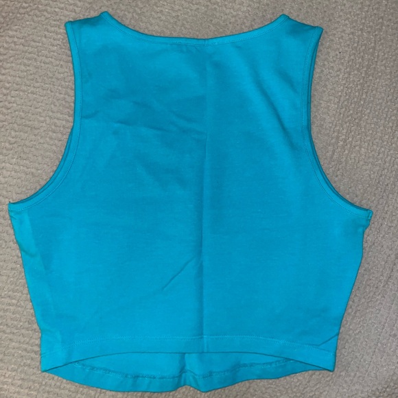 Simple Cropped Tank - Picture 2 of 3